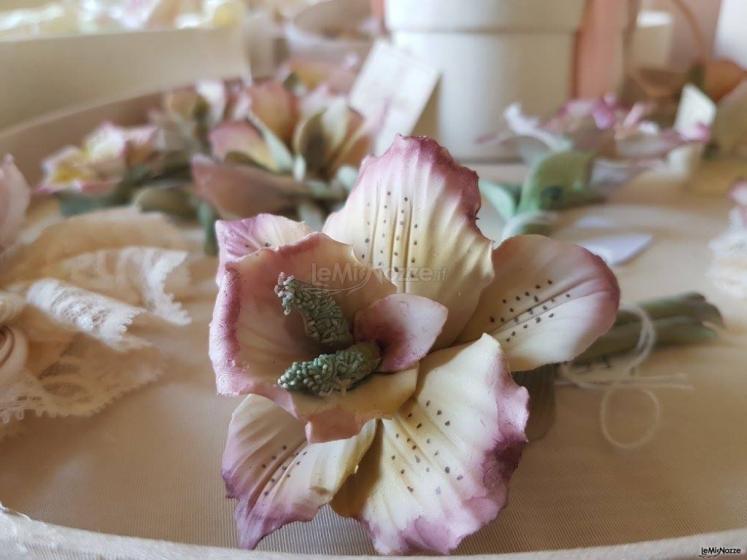 Bomboniere La Medea - Dettagli di un fiore in porcellana