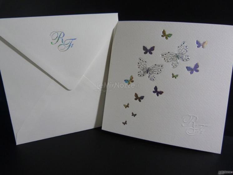 Art. 1083

Carta e busta: bianca martellata
Farfalle glitterate

A richiesta iniziali in rilievo e iniziali a caldo