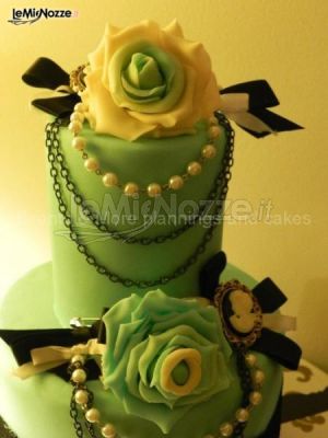 Wedding cake elegante sui toni del verde