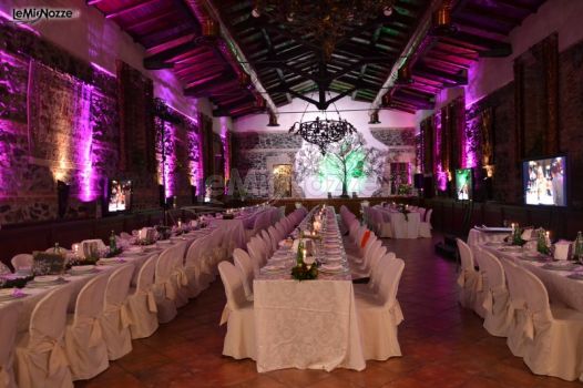 Sala interna per il matrimonio illuminata in rosa