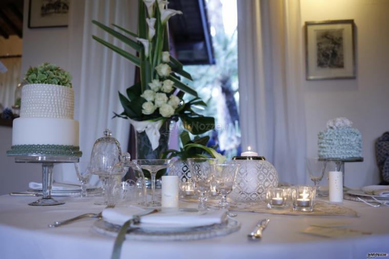 Allestimento della tavola di matrimonio in stile elegante