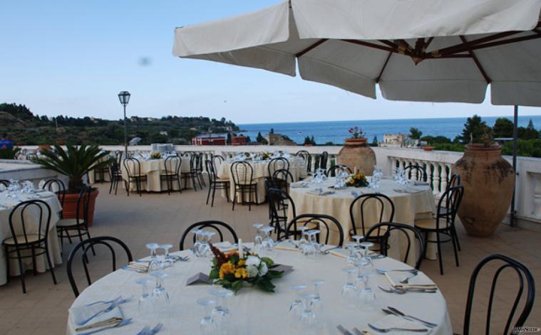 La stupenda terrazza panoramica che avvolge i tavoli nella brezza marina