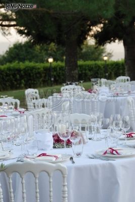 Allestimento dei tavoli per il ricevimento di matrimonio all'aperto