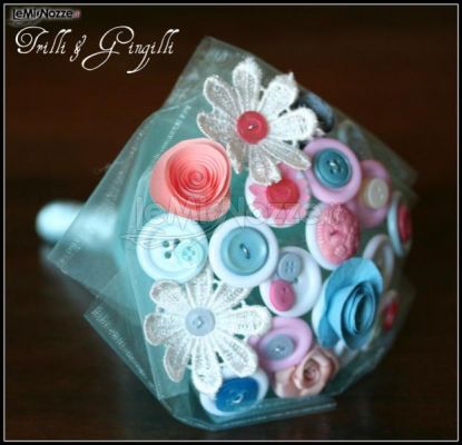 Bouquet di bottoni rosa e azzurri