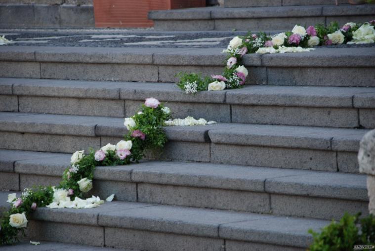 Addobbo floreale scalinata della chiesa - Rose e Fiori