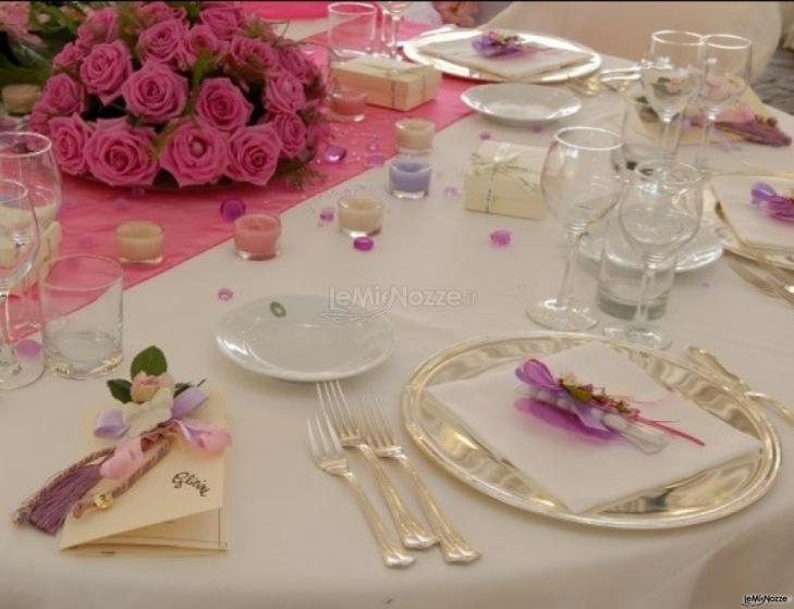 Tavolo con fiori rosa