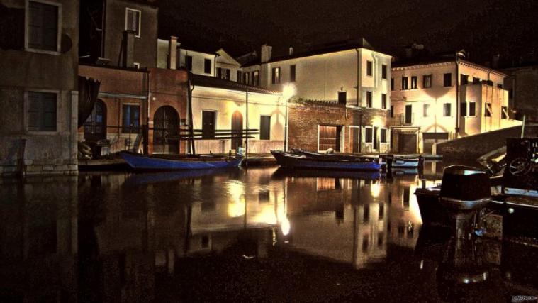 vista notturna del retro del palazzo dal canal Vena