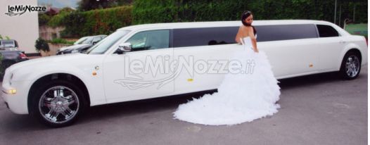 Maurices Cars Autonoleggi - Sposa davanti ad una limousine bianca