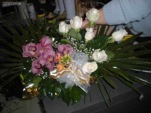 Bouquet per la sposa di rose bianche e orchidee lilla