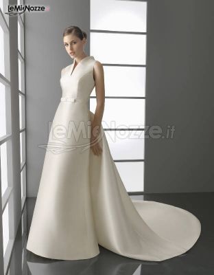 Vestito da sposa con scollo alla coreana e coda ampia