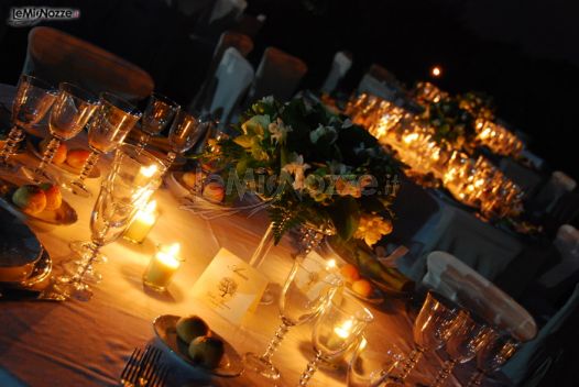 Allestimento dei tavoli di nozze con candele