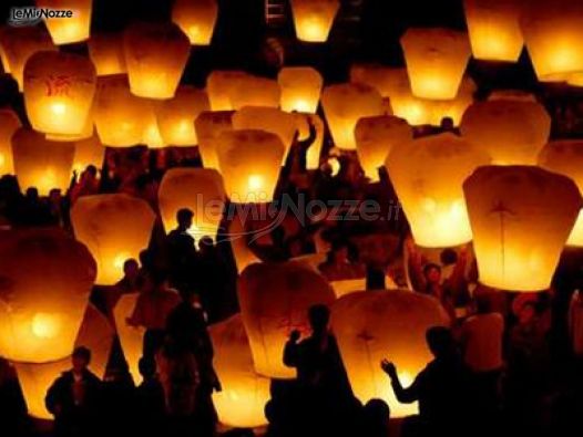 Lancio delle lanterne thailandesi durante il ricevimento di matrimonio