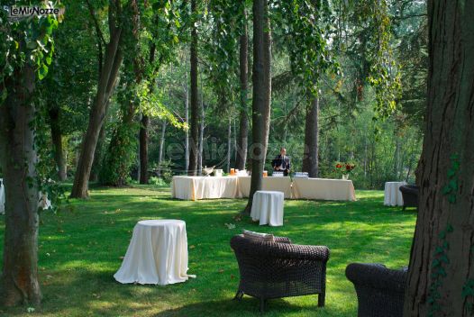 Allestimento del giardino per aperitivi di nozze