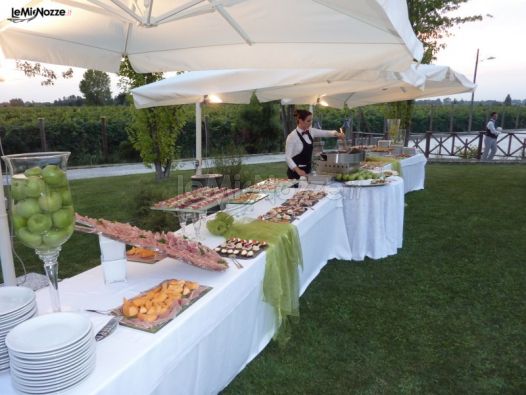 Il tavolo del buffet dell'antipasto di nozze