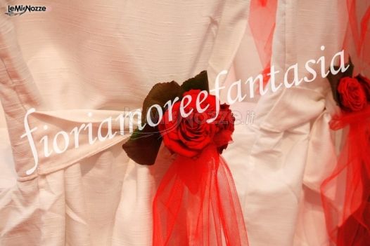 Spille di rose rosse per gli addobbi del ricevimento di nozze