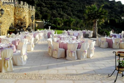 Allestimento tavoli per ricevimento di matrimonio nel piazzale presso Villa Carollo