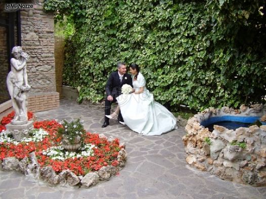 Sposi nel giardino della location di matrimonio