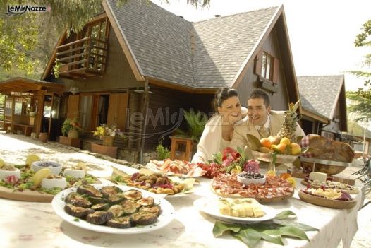 Buffet di matrimonio servito all'aperto