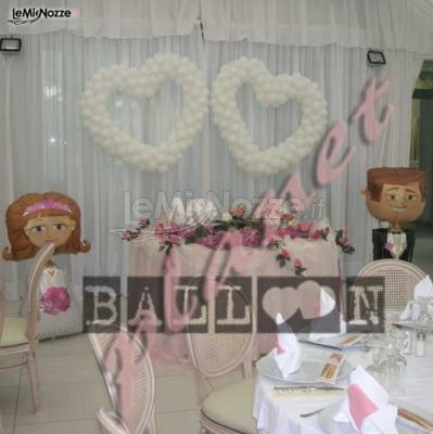 Decorazioni per il ristorante: cuore doppio di palloncini e sposi in alluminio