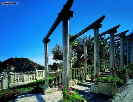 Archi con colonne corinzie nel giardino dell'hotel