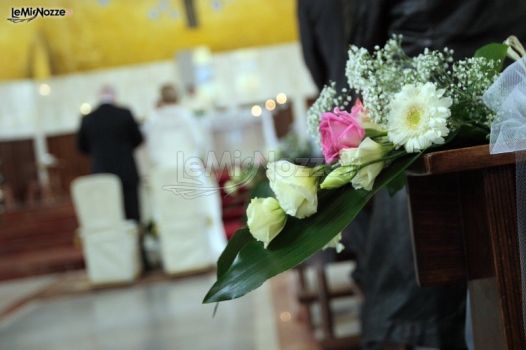 Foto dell\'allestimento floreale per il matrimonio in chiesa