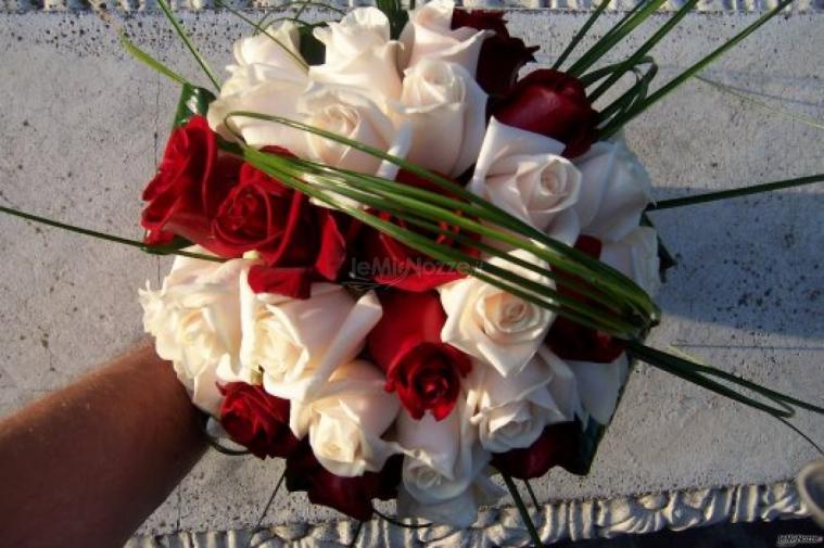 Bouquet rose rosse e bianche
