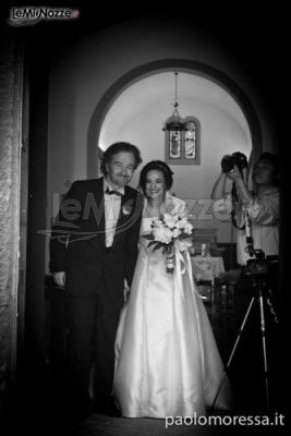 Sposo durante la cerimonia di matrimonio in chiesa