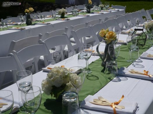 Allestimento per il tavolo di nozze sui toni del verde