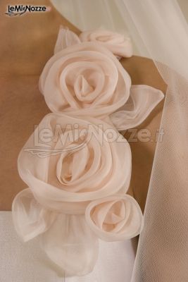 Dettaglio abito da sposa rosa pastello