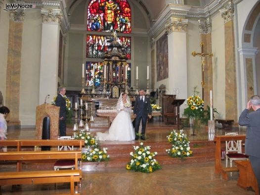 Allestimento della chiesa per le nozze
