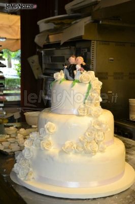 Torta nuziale con decorazioni di rose bianche