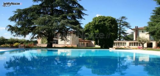 La splendida piscina della Villa Valfiori, a San Lazzaro di Savena
