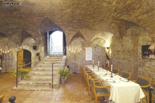 Allestimento di tavoli per il ricevimento nelle cantine del Castello di Casigliano