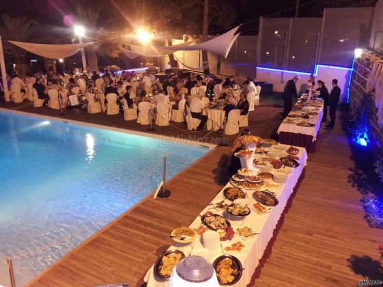 Un buffet a bordo piscina presso l'Antica Residenza Don Ciccio