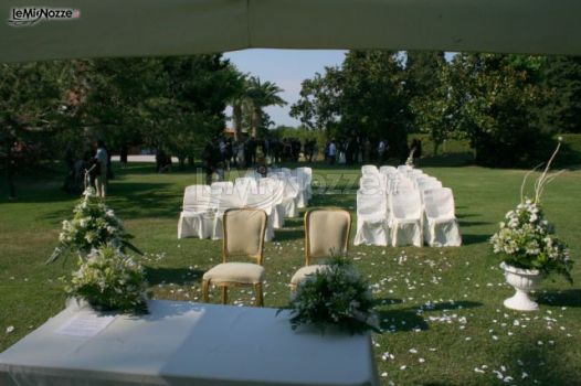 Cerimonia di matrimonio nel parco della villa a Roma