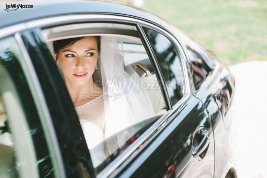 La sposa arriva in chiesa sulla macchina da cerimonia