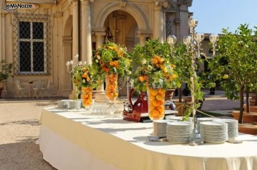 Composizione di fiori e frutta per le nozze