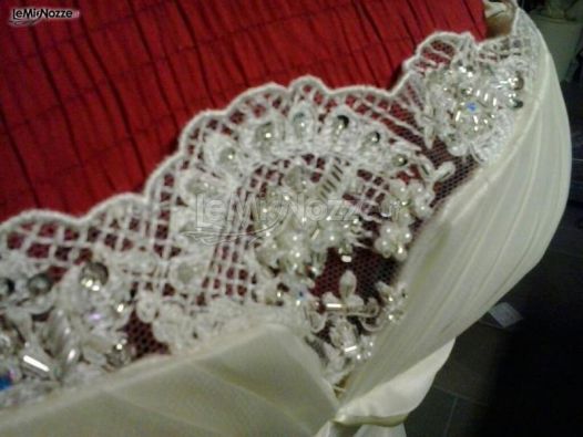 Elaborato corpetto di abito da sposa ricamato in perle