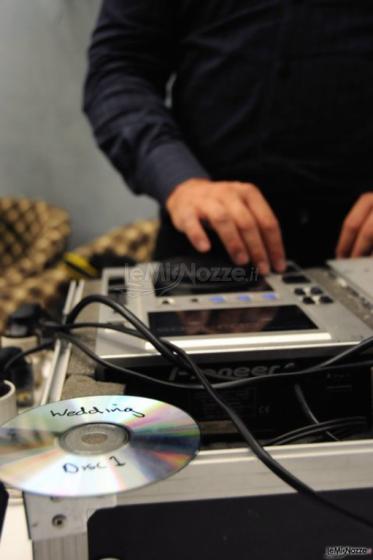 DJ Lorenzo Cassigoli mentre mixa