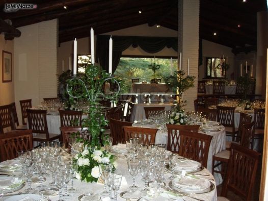 Alzata di fiori bianchi e piante per i tavoli delle nozze