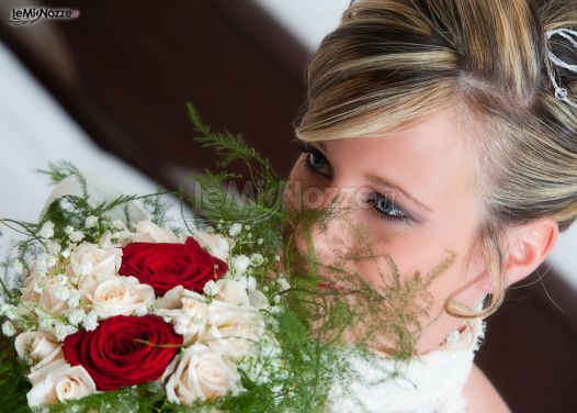 Foto della sposa con il suo bouquet