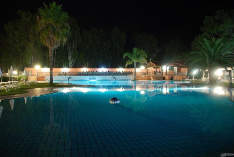 Vista della piscina del Salice Club Resort di sera