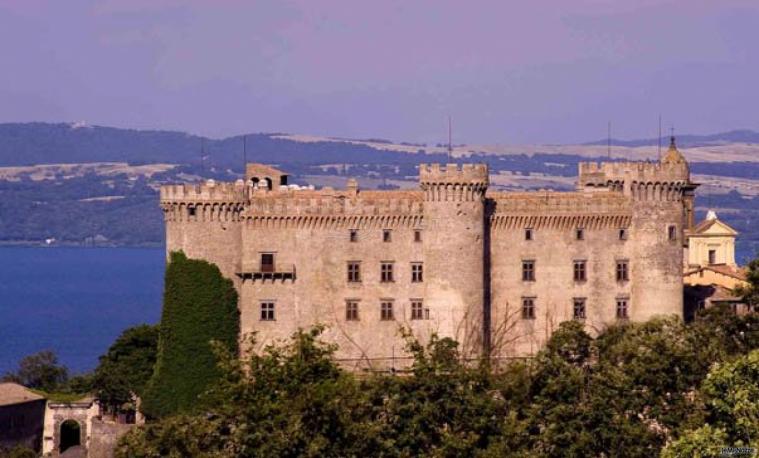 una facciata del castello