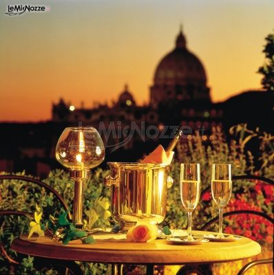 Cena a lune di candela per gli sposi