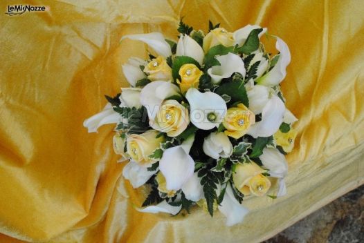 Bouquet di fiori gialli e bianchi per la sposa