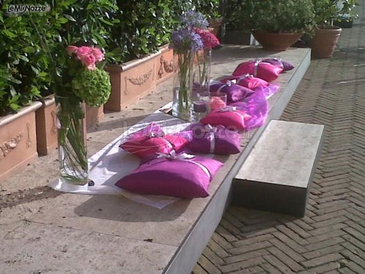 Atmosfera soft: cuscini rosa e lilla