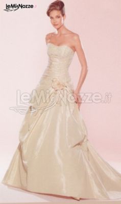 Pregiato abito da sposa dal colore tenue e dalla linea delicata ed elegante