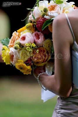 Bouquet sposa di rose inglesi, ranuncoli e dahlia craspedia