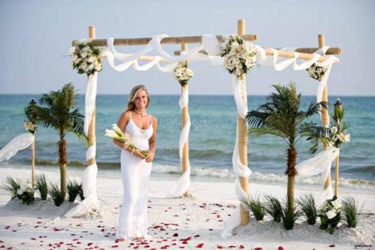 Sposa in spiaggia per la cerimonia di nozze