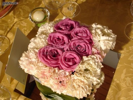 Centrotavola di rose e garofani per il matrimonio
